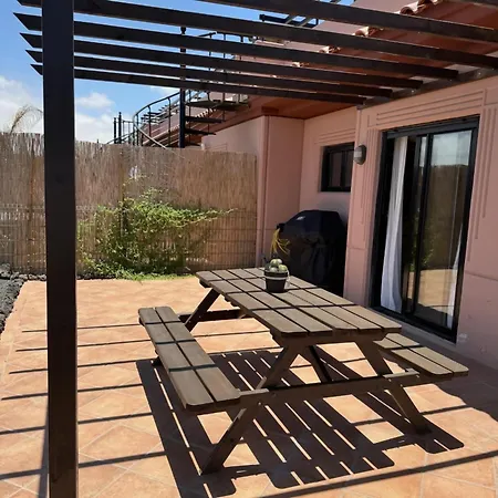 Majanicho Con Piscina Nyaraló Lajares